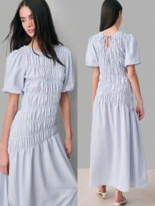Nöista Este vestido azul claro a rayas, con mangas abullonadas, un corpiño fruncido con detalles de smocking y una forma asimétrica fluida. Atuendo de mujer para primavera y verano. - Azul - Ver 4