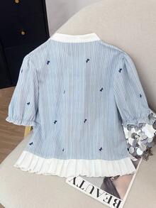 GlowEve 女士蓝白条纹蓝色蝴蝶结数码印花圆领宽松褶裥下摆泡泡袖高端优雅嘉年华/职场/返校/旅行休闲衬衫，夏季短袖上衣 - 藍白色 - 查看 2