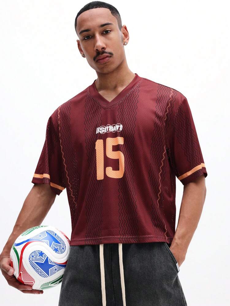 SUMWON Herren Burgunderrotes V-Ausschnitt Crop Mesh Jersey Kurzarm Oversize Grafik Nummer T-Shirt mit sportinspiriertem Design