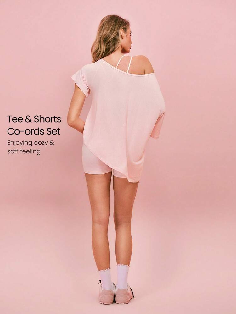 Maglietta asimmetrica a maniche corte con scollo a spalla in Tencel™ Modal da 4,3 pollici "Gotta Glow" e pantaloncini da ciclista in FeatherFit™ morbidi e traspiranti a vita alta da 4,3 pollici, adatti per palestra, studio, allenamento, ciclismo, corsa e uso casual quotidiano