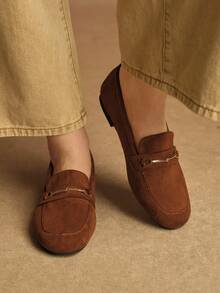 Rosivie 女士棕色绒面平底鞋，金属绳结装饰，简约休闲通勤百搭装扮 - 棕色 - 查看 4