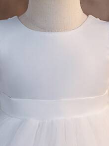 SHEIN Glamorique Kids 優雅白色花童女嬰公主洋裝，夏季網紗蓬蓬裙搭配3D花卉裝飾與荷葉袖，適用於生日派對、婚禮、洗禮、節慶 - 白色 - 查看 5
