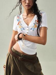 SoleilVie 女士白色罗纹针织V领亨利领T恤，饰有花卉刺绣细节 – 短袖纽扣前襟休闲上衣，适合春夏穿着。女士T恤、夏季上衣、女士夏季西部牛仔T恤、女士牛仔上衣、女士复古T恤、女士衬衫、女士夏季刺绣上衣、女士夏季衬衫、女士夏季T恤、女士夏季衬衫、新款T恤、女士夏季服装。 - 彩色 - 查看 4