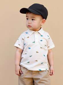 SHEIN Vintaside Kids 男婴夏季POLO衫两件套，采用针织面料，宽松版型，厚度适中，藏蓝色调沉稳大气，条纹印花时尚亮眼，展现休闲活力。POLO领设计增添一丝优雅，适合玩耍，搭配牛仔短裤和运动鞋，宛如一位帅气的小绅士。也适合居家休闲、婚礼、度假、学校学习、演出活动、参加派对等场合。 - 彩色 - 查看 4