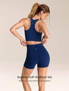 GLOWMODE FeatherFit™ 助力运动，如黄油般柔软，吸汗速干，弹力十足，可拆卸胸垫，前部褶皱设计，露背运动文胸搭配 4.3 英寸交叉腰带 Y 型臀部缝线骑行短裤，适合低强度健身房锻炼、骑行、跑步和日常休闲穿着。 - Dark Blue - 查看 2