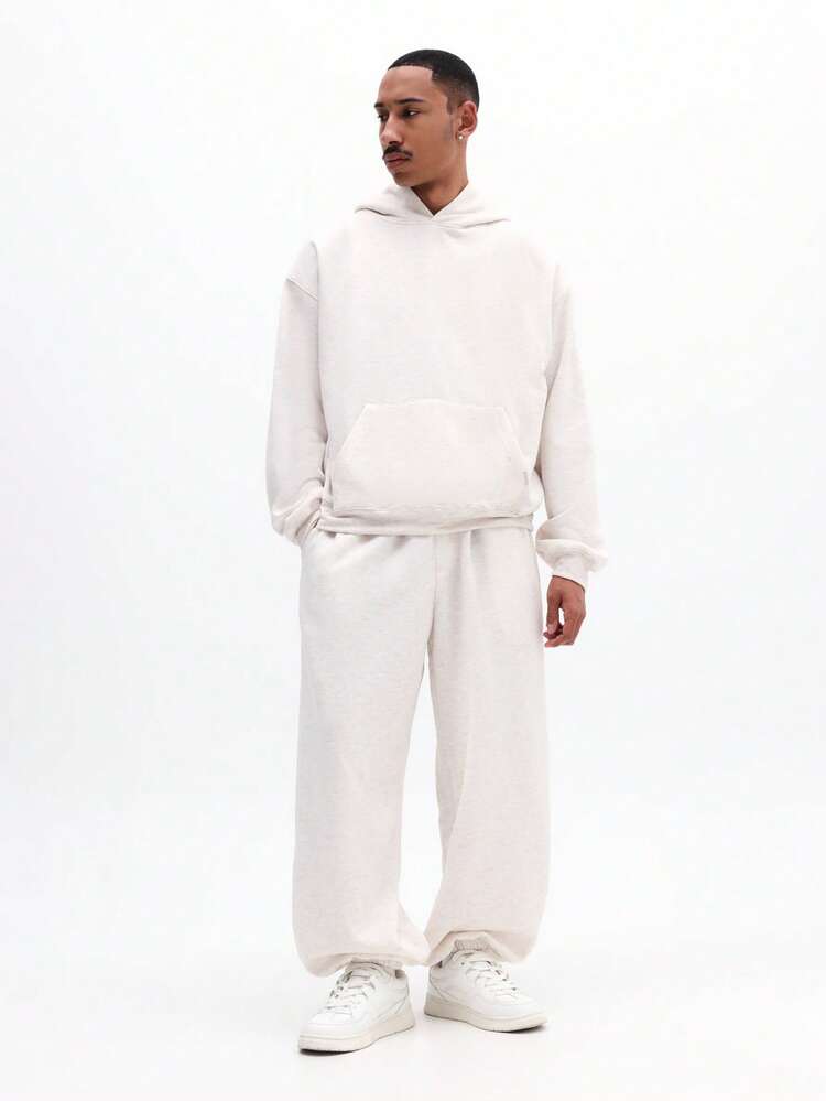 Felpa oversize con cappuccio e pantaloni della tuta con risvolto coordinati