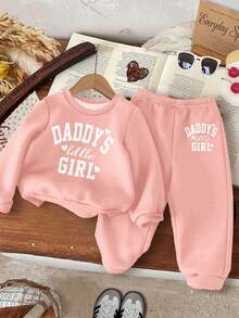 SHEIN Happikins 女童柔雾粉色“爸爸的小女孩”可爱字母印花加厚柔软宽松长袖圆领卫衣和运动裤套装，适合秋冬季节，外出穿着，舒适透气，秋冬季儿童叠穿，时尚童装，休闲服饰，儿童图案运动套装，秋季服装 - 彩色 - 查看 3