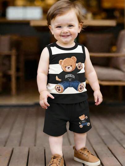 Set de 2 piezas de ropa casual para niño, top de tirantes con gráfico de oso de peluche Brooklyn y estampado de rayas, combinado con pantalones cortos negros, adecuado para salidas de verano