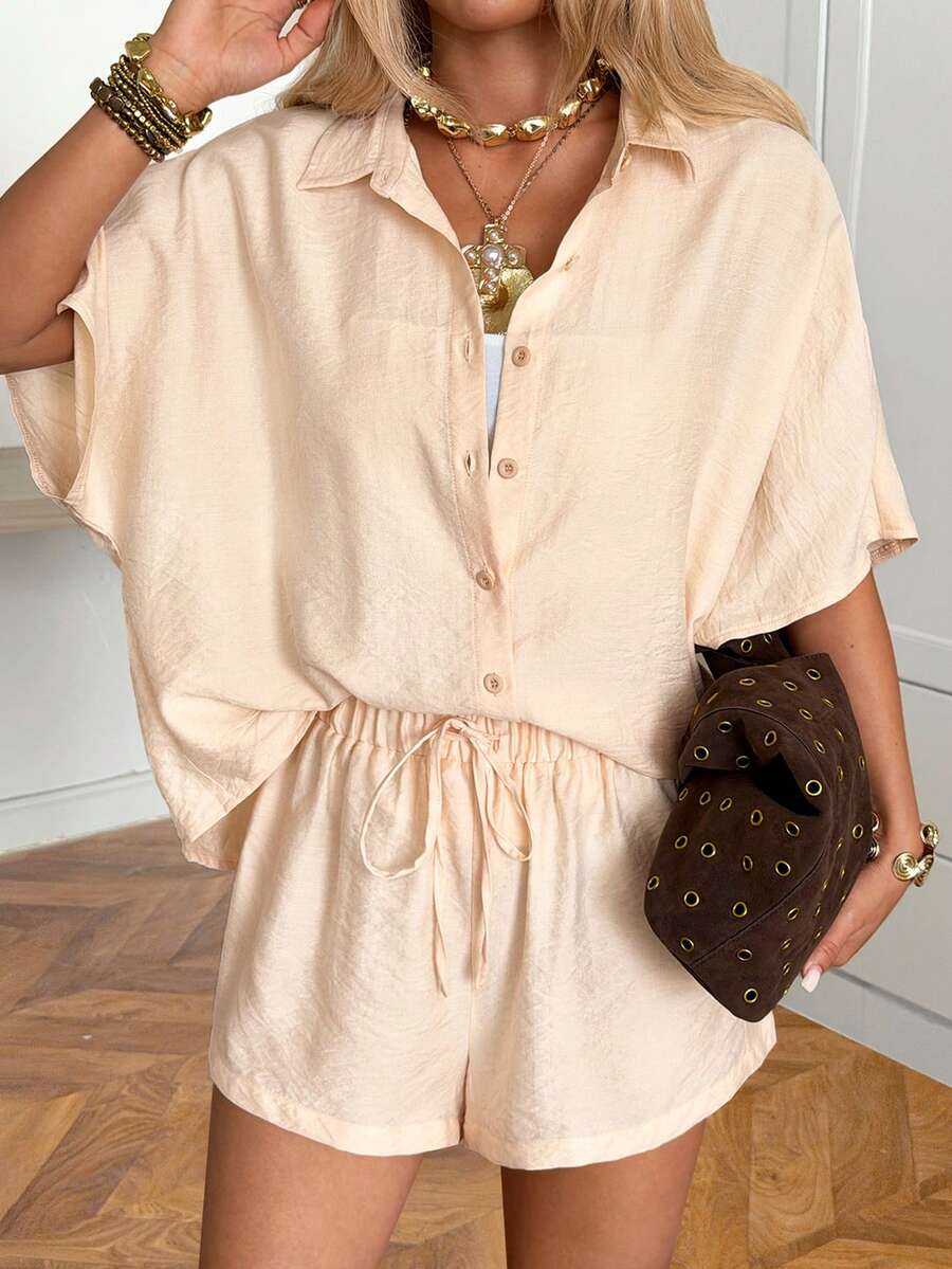 SHEIN EZwear Ensemble 2 pièces décontracté pour femmes, composé d'un Top unicolore à simple boutonnage et d'un short à cordon de serrage à la taille - Nude - Voir 1