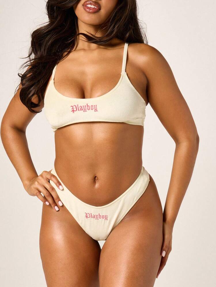 Missguided x Playboy Ensemble de brassière en velours et culotte cheeky avec broderie du logo rose, collection d'articles de lingerie crème