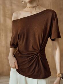 Revavyn 女士短袖T恤，采用闪亮金色针织面料，收腰设计，饰有褶裥细节，是夏季日常穿着的理想之选。 - 棕色 - 查看 1