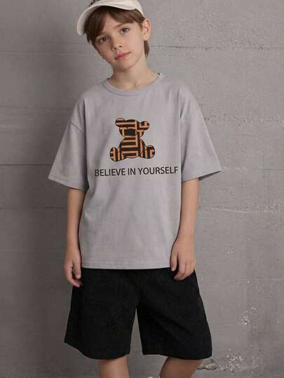 SHEIN Genkimix Kids 两件套男童圆领短袖T恤短裤套装，浅灰色T恤印有条纹小熊图案和“相信自己”标语，黑色舒适休闲短裤。适合夏季日常穿着、上学、户外玩耍、打造时尚街头造型，复古美式风格，适合酷炫活力的小男孩。