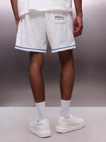 PLAYBOY X SUMWON 男士纹理编织短裤，蓝色撞色滚边，抽绳腰带，夏季休闲百慕大短裤款式，及膝以上长度，白色，宽松版型，饰有品牌标志 - 白色 - 查看 2