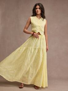 CLARA VERO Bộ gồm áo vest không tay cài cúc phía trước và chân váy maxi in hoa, dáng suông, lý tưởng cho các bữa tiệc mùa hè hoặc các buổi tụ họp ngoài trời. Chất liệu polyester trắng không co giãn với họa tiết thêu ren, có cạp chun co giãn và lớp lót bên trong. - Màu vàng - Xem 4