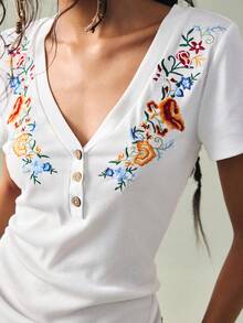 SoleilVie 女士白色罗纹针织V领亨利领T恤，饰有花卉刺绣细节 – 短袖纽扣前襟休闲上衣，适合春夏穿着。女士T恤、夏季上衣、女士夏季西部牛仔T恤、女士牛仔上衣、女士复古T恤、女士衬衫、女士夏季刺绣上衣、女士夏季衬衫、女士夏季T恤、女士夏季衬衫、新款T恤、女士夏季服装。 - 彩色 - 查看 2