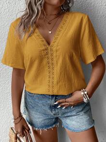 Rosumi Blus Kasual Lengan Pendek Leher V dengan Detail Renda Kontras Warna Polos untuk Wanita Ukuran Besar - Kuning - View 3