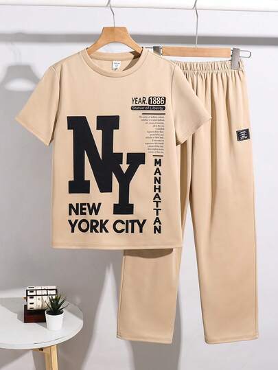 SHEIN 两件套青少年男童休闲学院风大字母印花圆领T恤和短裤套装，适合上学、通勤、日常穿着、运动、春夏穿着。