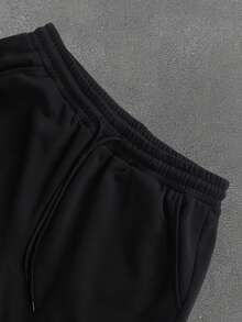 Manfinity Campus Court Bộ đồ nam gồm áo thun ngắn tay cổ chữ V in số và quần cargo thường ngày. - màu đen - Xem 5