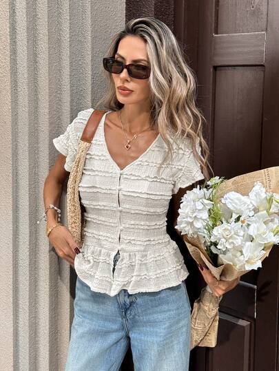 Pariaura 新款春夏法式优雅通勤甜美纹理蕾丝短款上衣 | 3D褶皱面料，喇叭袖+荷叶边下摆，通勤休闲柔美风，3D褶皱针织纹理面料，蓬松V领+喇叭袖设计，修饰颈部和肩部线条，前襟纽扣+荷叶边下摆凸显纤细腰身；捕捉甜美精致的日常氛围，尽显法式优雅，纹理针织T恤