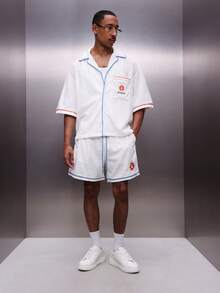 PLAYBOY X SUMWON 男士纹理编织短裤，蓝色撞色滚边，抽绳腰带，夏季休闲百慕大短裤款式，及膝以上长度，白色，宽松版型，饰有品牌标志 - 白色 - 查看 3