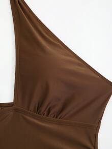 SHEIN Swim Oasis Bộ đồ bơi hai mảnh cỡ lớn, màu trơn, cổ yếm chéo, khoét ngực và lưng, eo xếp ly, kèm chân váy lưới in hoa, phong cách nghỉ dưỡng biển giản dị, thanh lịch dành cho phụ nữ. - màu nâu - Xem 3