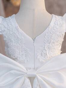 SHEIN Glamorique Kids 優雅白色花童女嬰公主洋裝，夏季網紗蓬蓬裙搭配3D花卉裝飾與荷葉袖，適用於生日派對、婚禮、洗禮、節慶 - 白色 - 查看 3