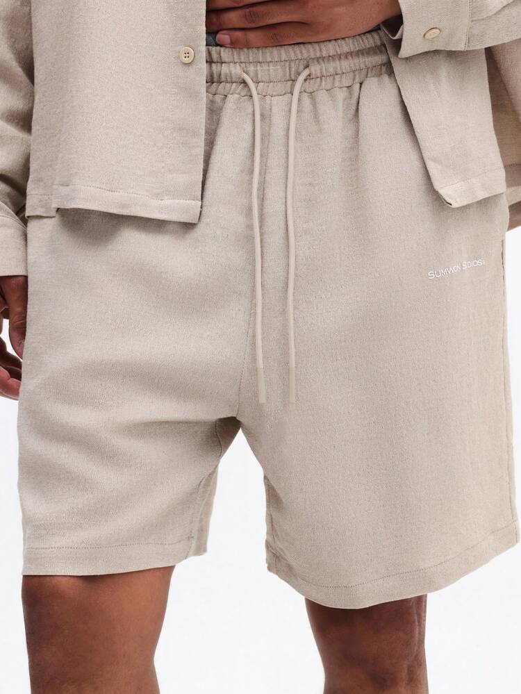 Completo estivo casual composto da camicia con bottoni davanti e pantaloncini con coulisse, set coordinato leggero, due pezzi, vestibilità rilassata, beige