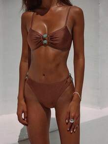 SHEIN Swim Swim Chiccia 新款两件套优雅休闲巧克力棕色比基尼套装，采用奢华亮泽的棕色面料，复古波西米亚风 Y2K 辣妹风泳装，三角褶皱胸罩式泳衣上装饰有绿色玉珠 O 形环，高腰性感比基尼泳裤侧边点缀绿色玉珠，可调节细肩带，是夏季海滩度假、音乐节、春假旅行、海岛度假的理想之选。 - 棕色 - 查看 4