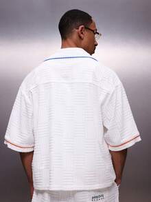 PLAYBOY X SUMWON 白色几何图案毛巾布短袖纽扣翻领衬衫，配蓝色撞色滚边 - 白色 - 查看 2