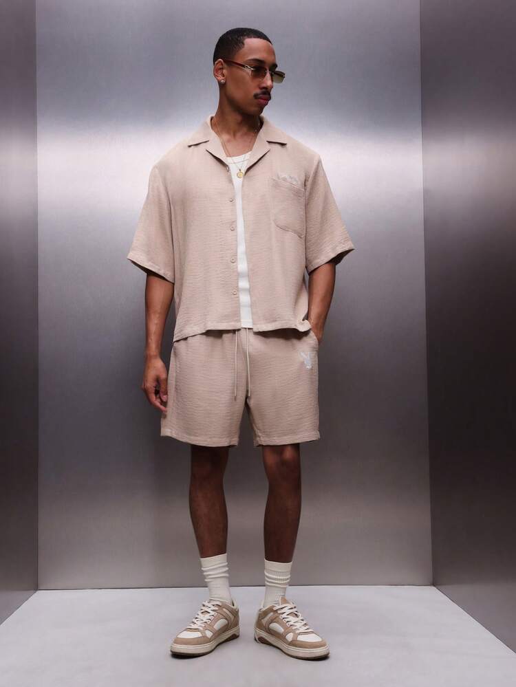 PLAYBOY X SUMWON Conjunto de camisa de botões com toque de linho e shorts com cordão.