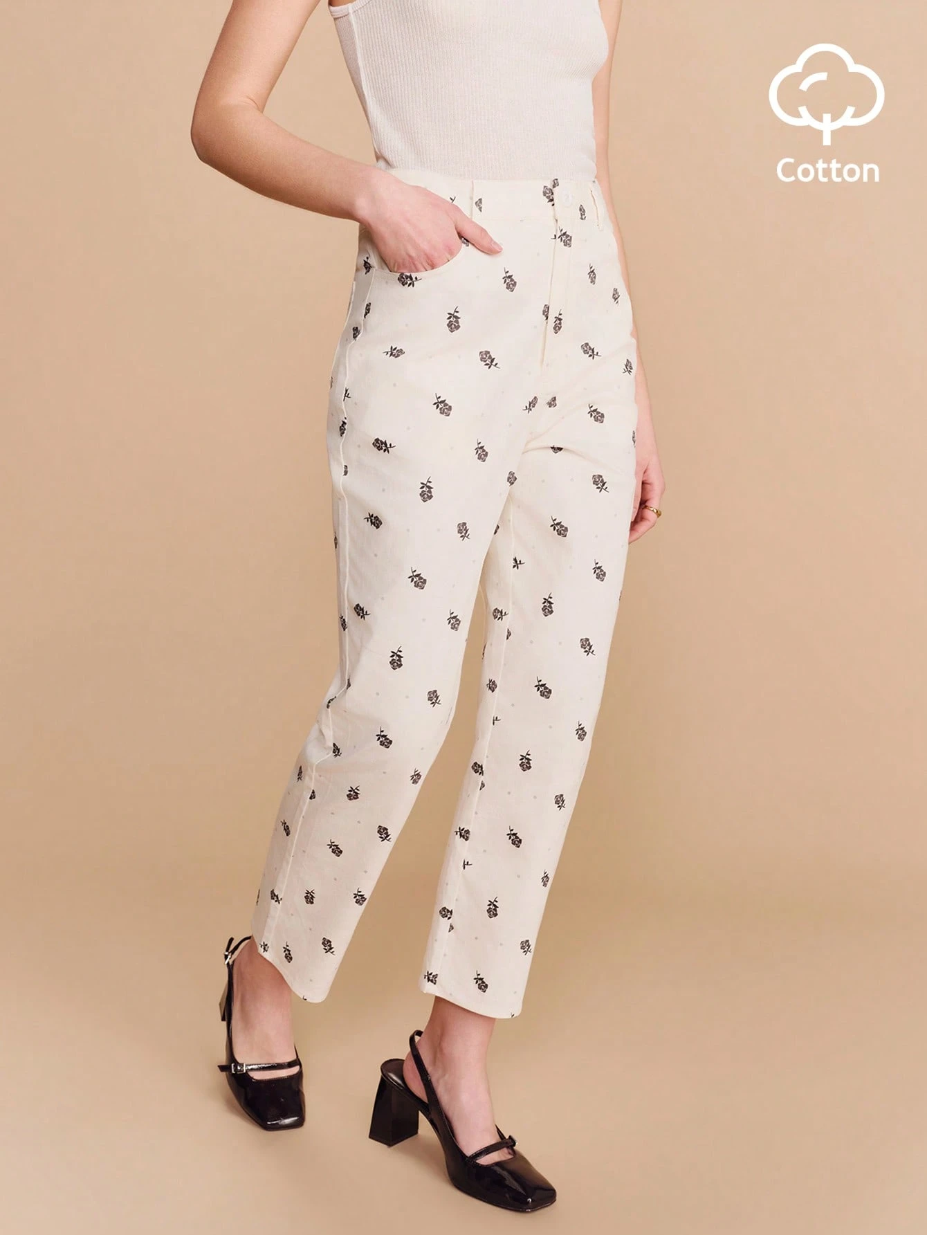 Pantalon droit taille haute crème avec mini-imprimé floral noir. Style vintage, style français, style parisien