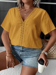 Rosumi Blus Kasual Lengan Pendek Leher V dengan Detail Renda Kontras Warna Polos untuk Wanita Ukuran Besar - Kuning - View 4