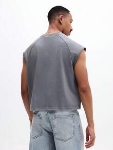 SUMWON 男士休闲短款宽松版型“别急于追求伟大”标语无袖背心 夏季街头服饰 - 灰色 - 查看 2