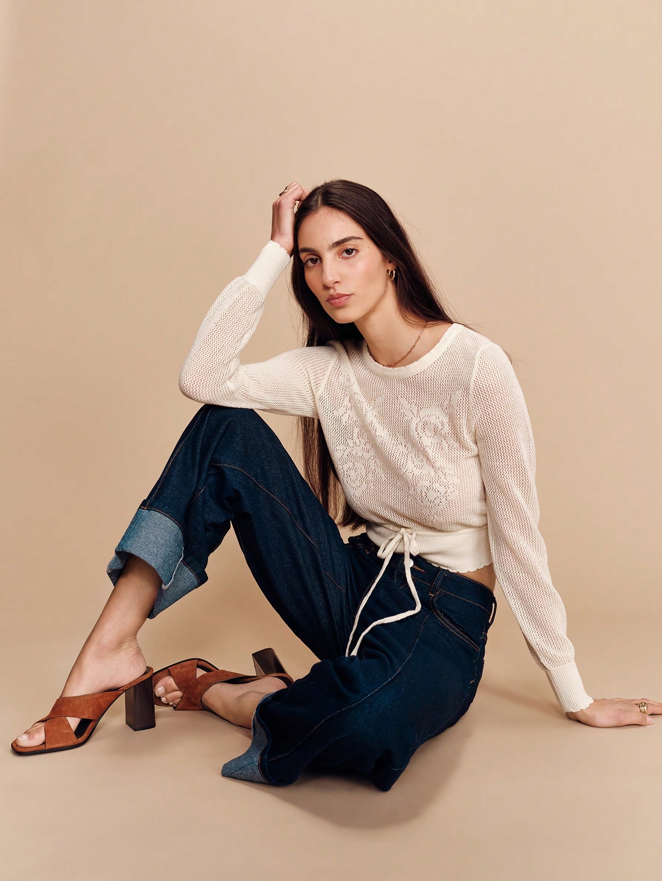 Jeans larges taille haute en denim foncé avec pli avant et ourlet relevé. Pantalon en denim élégant pour le printemps et l'été, dans un style français parisien