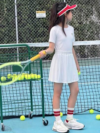 Dazy Kids Bộ đồ thể thao cho bé gái tuổi teen gồm áo thun ngắn tay raglan cổ tròn in chữ và chân váy ngắn.