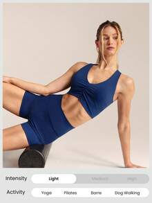 GLOWMODE FeatherFit™ 助力运动，如黄油般柔软，吸汗速干，弹力十足，可拆卸胸垫，前部褶皱设计，露背运动文胸搭配 4.3 英寸交叉腰带 Y 型臀部缝线骑行短裤，适合低强度健身房锻炼、骑行、跑步和日常休闲穿着。 - Dark Blue - 查看 7