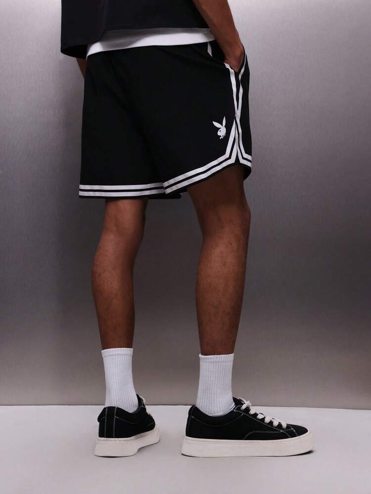 PLAYBOY X SUMWON Short en nylon noir pour hommes avec bordure contrastante blanche et poches latérales. Short de basket décontracté d'été à taille élastique