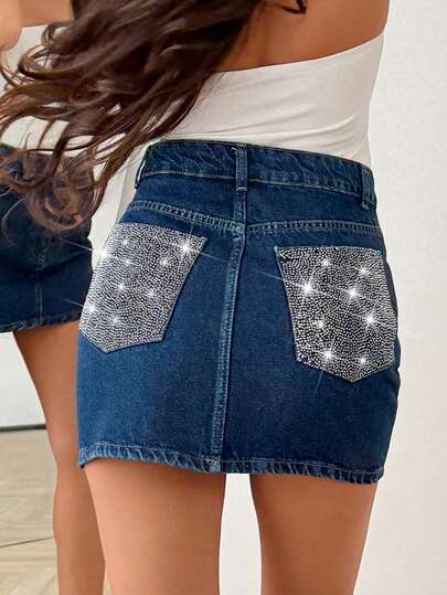 SHEIN Minissaia jeans azul-escura feminina com bolso traseiro e detalhes bordados em strass