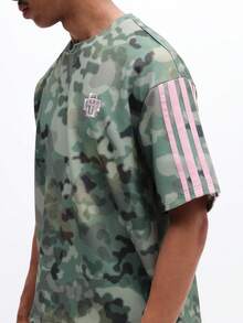 SUMWON Herren Camouflage Muster Kurzarm Rundhals T-Shirt mit rosa Streifen Detail, Oversized Casual Shirt im Militär-Stil für Stadtmode - Verschiedenfarbig - Übersicht 4