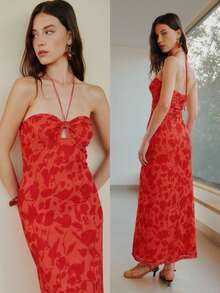 Nöista Đầm maxi cổ yếm in hoa màu đỏ, một chiếc đầm hoa thanh lịch. Điểm nhấn thị giác nằm ở phần khoét ngực và những sợi dây mảnh đan chéo. Họa tiết hoa trừu tượng và chất liệu vải nhẹ khiến chiếc đầm phù hợp cho các sự kiện buổi tối, kỳ nghỉ hè và các lễ hội âm nhạc. - Đỏ - Xem 4