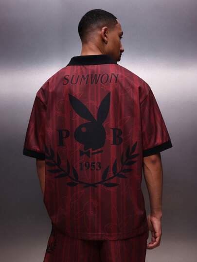 PLAYBOY X SUMWON Áo polo nam màu đỏ tía in họa tiết toàn thân với logo và hình thỏ, tay ngắn, dáng regular fit, cổ bẻ, cài nút.