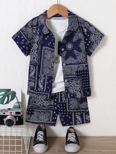 SHEIN Conjunto de 3 piezas para niños: camisa de manga corta con estampado de paisley, camiseta de manga corta, pantalones cortos