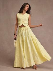 CLARA VERO Bộ gồm áo vest không tay cài cúc phía trước và chân váy maxi in hoa, dáng suông, lý tưởng cho các bữa tiệc mùa hè hoặc các buổi tụ họp ngoài trời. Chất liệu polyester trắng không co giãn với họa tiết thêu ren, có cạp chun co giãn và lớp lót bên trong. - Màu vàng - Xem 5