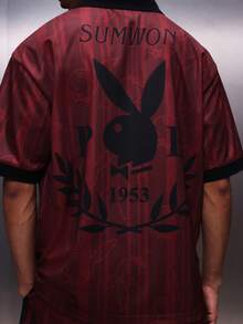 PLAYBOY X SUMWON Áo polo nam màu đỏ tía in họa tiết toàn thân với logo và hình thỏ, tay ngắn, dáng regular fit, cổ bẻ, cài nút. - Đỏ - Xem 5