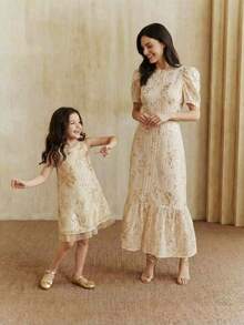 SHEIN 少女荷叶边亮片花卉图案休闲度假日常连衣裙 - 杏色 - 查看 1