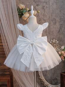 SHEIN Glamorique Kids 優雅白色花童女嬰公主洋裝，夏季網紗蓬蓬裙搭配3D花卉裝飾與荷葉袖，適用於生日派對、婚禮、洗禮、節慶 - 白色 - 查看 9