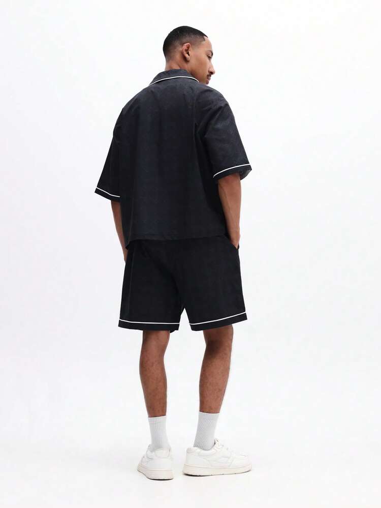 Schwarzes kurzes Hemd-und-Shorts-Set mit weißen Kontrastpaspeln für lässigen Streetwear-Sommerstil