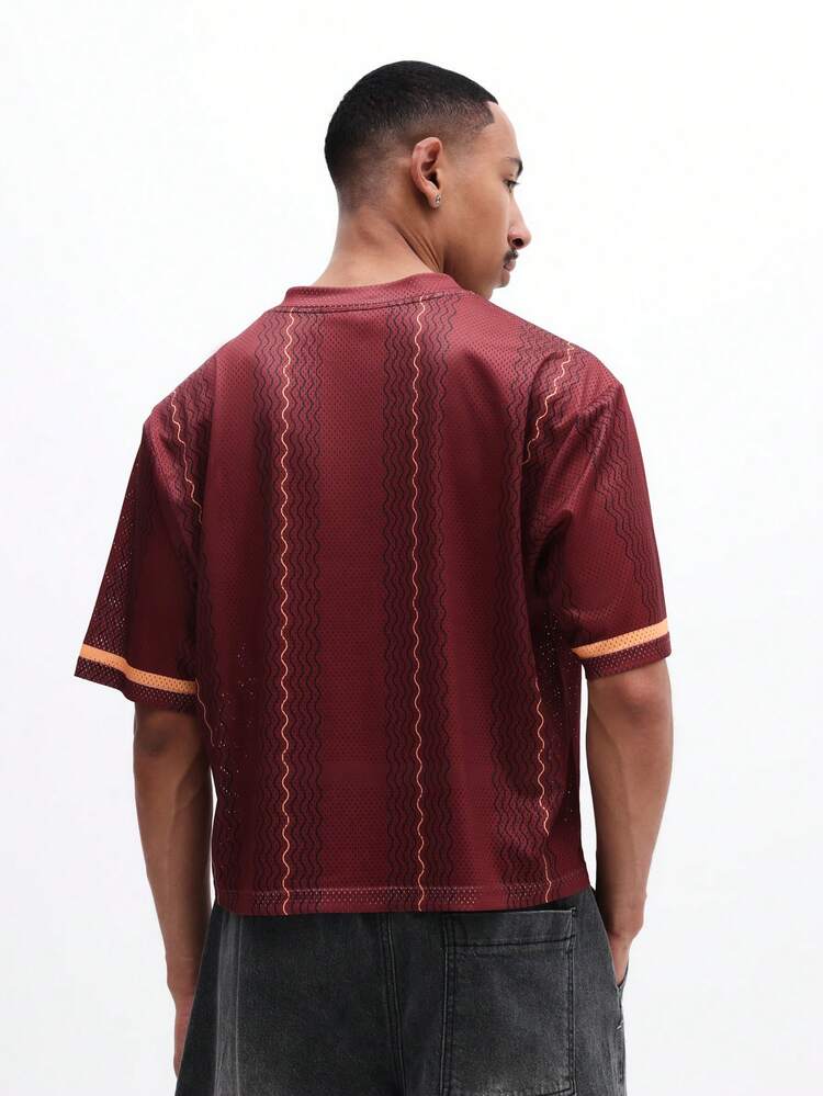SUMWON Herren Burgunderrotes V-Ausschnitt Crop Mesh Jersey Kurzarm Oversize Grafik Nummer T-Shirt mit sportinspiriertem Design