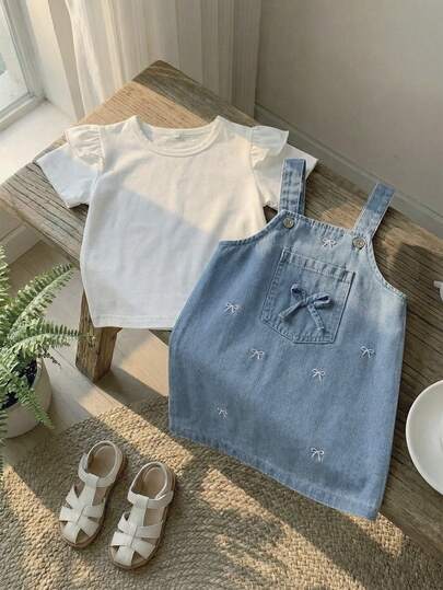 SHEIN Vintaside Kids Bộ 2 món áo thun và yếm màu trắng viền bèo cho bé gái, thêu hình bướm, làm từ chất liệu cotton denim mềm mại, nhẹ, thời trang không thể thiếu cho bé gái, thích hợp mặc vào mùa xuân/hè, đi chơi, chụp ảnh, dã ngoại, dự tiệc. Sản phẩm mới năm 2026.