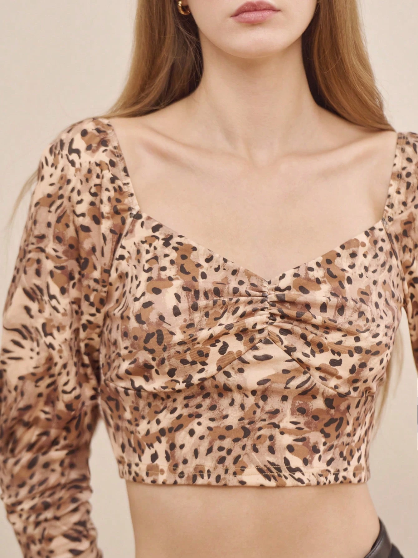 Top court en coton plissé à l'avant avec manches bouffantes, top ajusté chic, top léopard, top de fête, printemps été, sortie